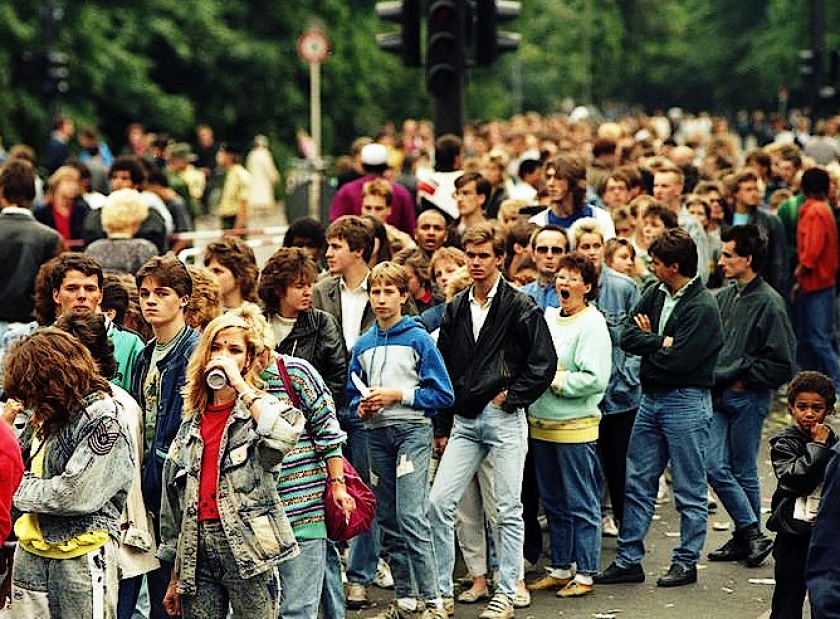 La file d'attente pour un concert à Berlin en 1988 | Wikipédia